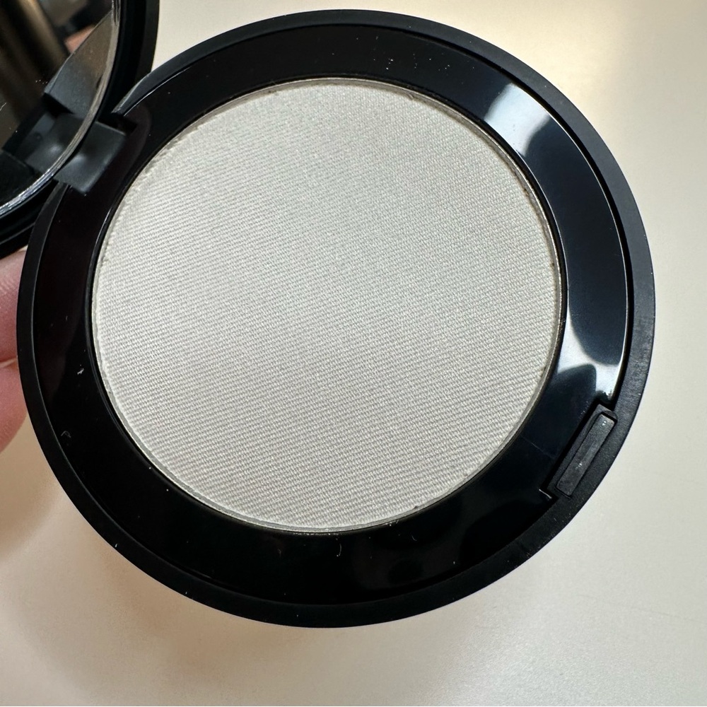 New Melt Cosmetics Ghostlight Highlighter Glow Powder Duochrome - Picture 3 of 7
